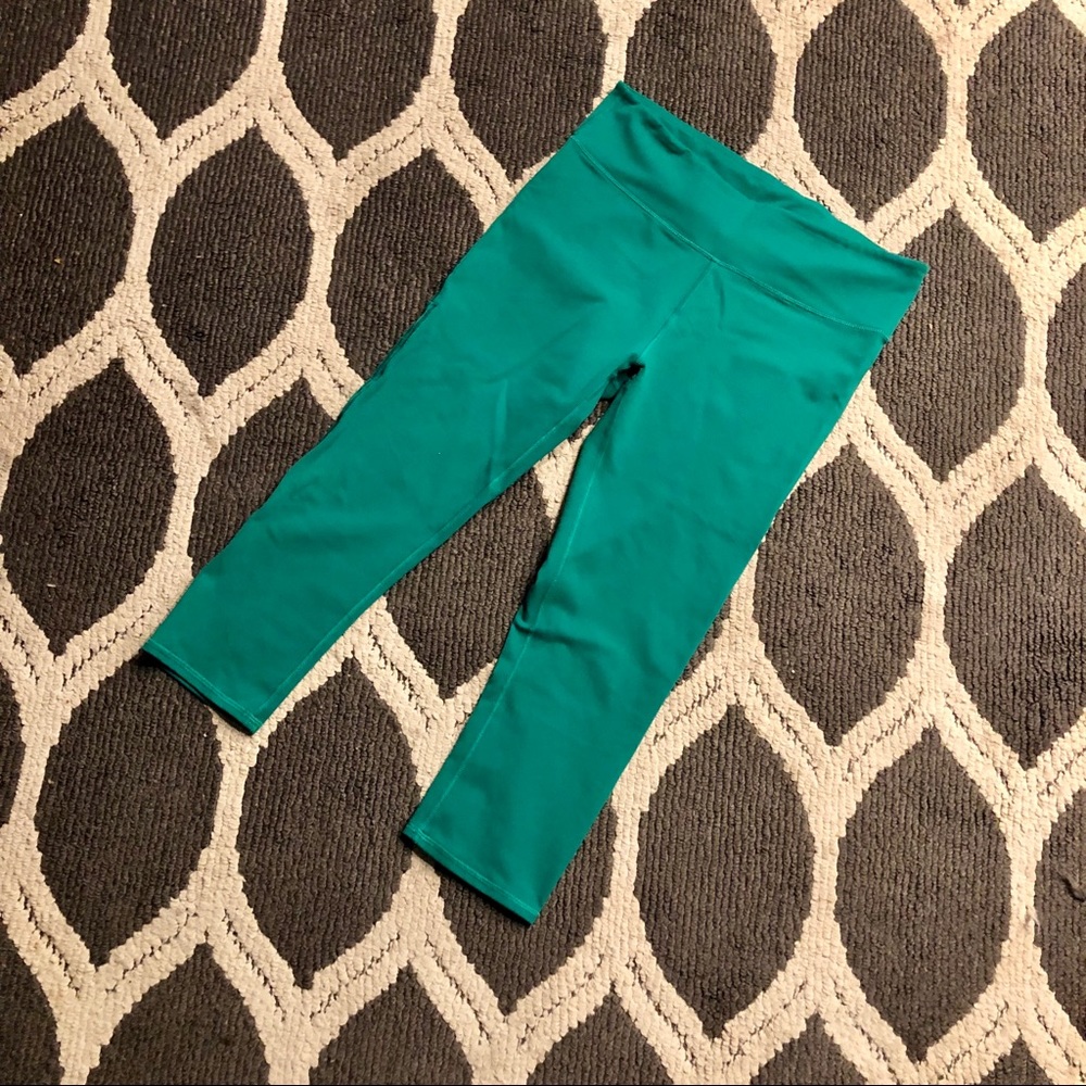Cut-Out Capri Blue Green Leggings from Fabletics